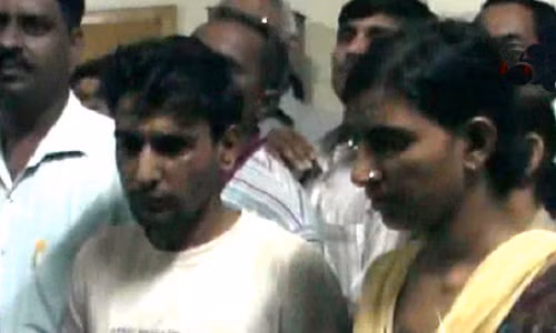 Sonam Daggar và Naveen Kumar trong ngày ra tòa.