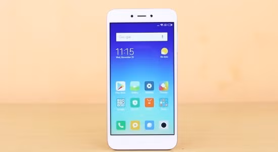 Xiaomi Redmi 5A sở hữu màn hình LCD 5 inch độ phân giải HD 720p, được trang bị chip Snapdragon 425 gồm 4 nhân Cortex A53 xung nhịp tối đa 1.4 GHz, đồ họa Adreno 30, RAM 2GB, bộ nhớ trong 1GB (hỗ trợ mở rộng qua khe cắm thẻ microSD), pin 3.000 mAh và hỗ trợ 2 SIM.