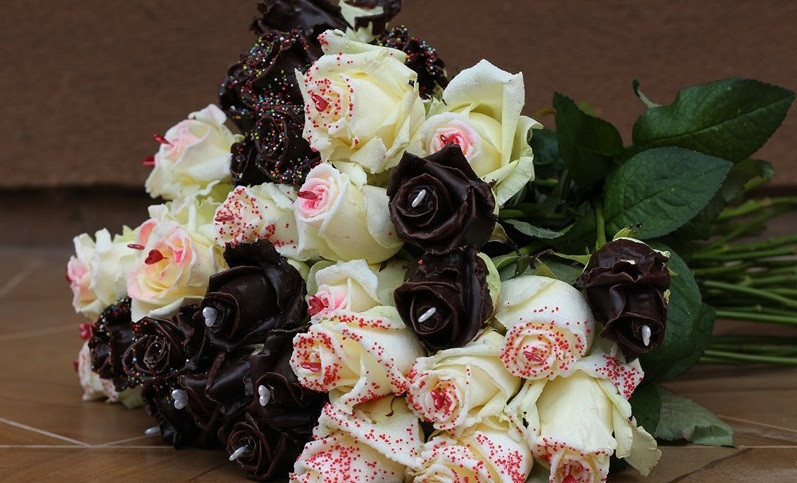 Giá bán các loại hoa này từ 200.000 - 250.000 đồng/bông. Ảnh: Infonet.