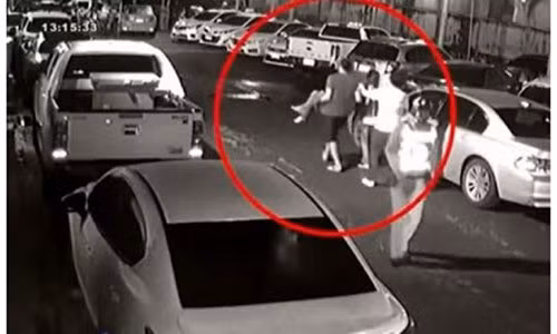 Camera an ninh ghi lại được cảnh nhóm yêu râu xanh bế cô gái 21 tuổi đã bất tỉnh ra xe.