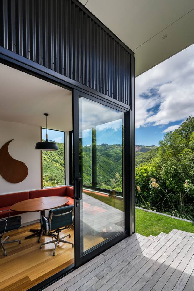 Kiến trúc biệt thự trên đồi đơn giản, hoang sơ, gần gũi thiên nhiên mang đến cảm nhận không khí thanh bình yên ả khác hẳn thành phố nhộn nhịp ồn ào. Nguồn ảnh: Homedit.