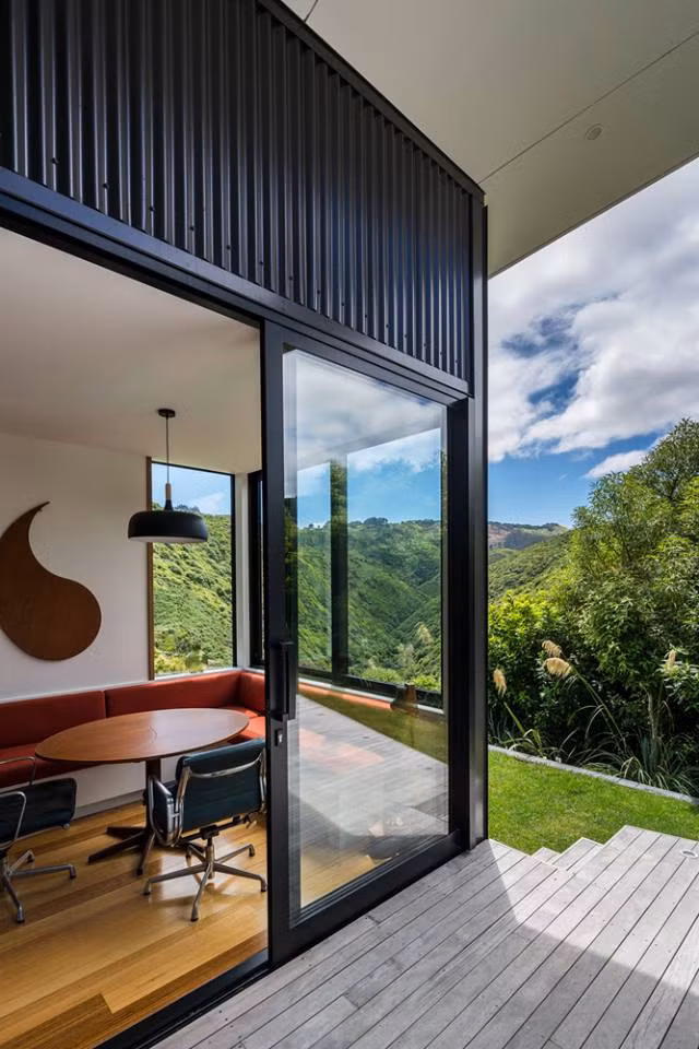 Kiến trúc biệt thự trên đồi đơn giản, hoang sơ, gần gũi thiên nhiên mang đến cảm nhận không khí thanh bình yên ả khác hẳn thành phố nhộn nhịp ồn ào. Nguồn ảnh: Homedit.