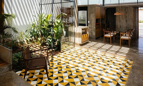 Đặc biệt, phong cách kiến trúc và nội thất trong căn nhà 1 tầng phảng phất nét hoài cổ của người Việt Nam.