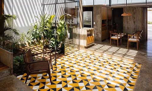 Đặc biệt, phong cách kiến trúc và nội thất trong căn nhà 1 tầng phảng phất nét hoài cổ của người Việt Nam.