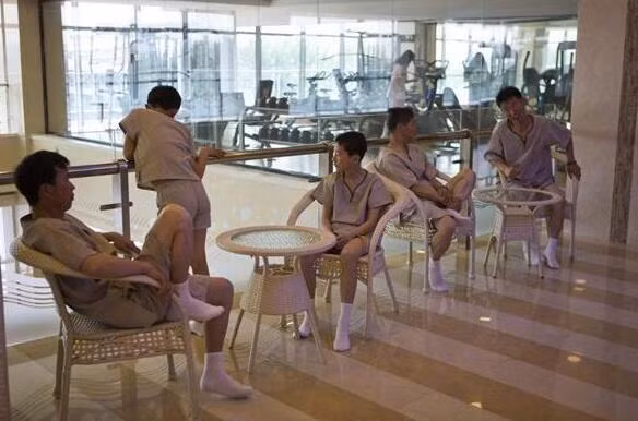 Nhóm thanh niên nghỉ ngơi trong trung tâm bơi lội sang trọng.