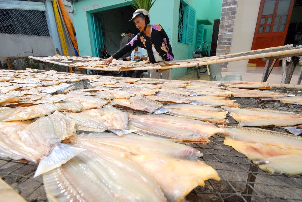 Khô cá tra đươc chế biến theo phương pháp gia truyền. Ảnh: Zing.