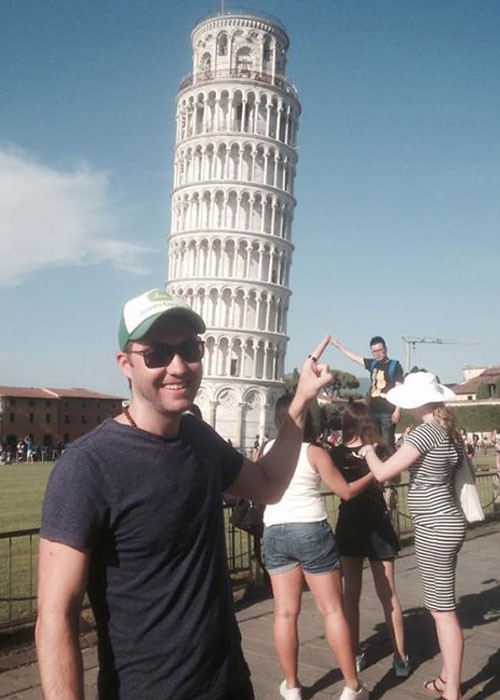 Chạm vào tay nhau, chỉ một chút thôi.