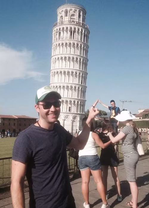 Chạm vào tay nhau, chỉ một chút thôi.