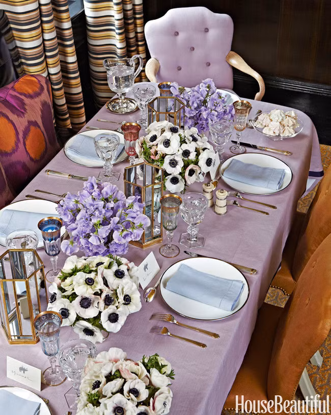 Màu tím nhẹ nhàng thể hiện được sự sang trọng, quý phái và lãng mạn cho bàn tiệc ngày lễ Valentine.