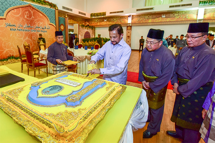 Vào dịp sinh nhật thứ 50, đức vua Sultan Hassanal Bolkiah tổ chức bữa tiệc linh đình kéo dài đến 2 tuần. Ước tính số tiền tổ chức lên tới 40 triệu USD. Ảnh: BruDirect.