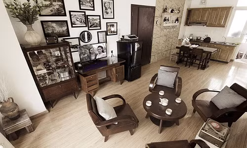 Với chi phí cải tạo 30 triệu đồng, kiến trúc sư Phạm Thanh Truyền chọn ván pallet, giấy dán tường (loại giấy gói hoa) và dây thừng làm nguyên liệu chính cho căn hộ.