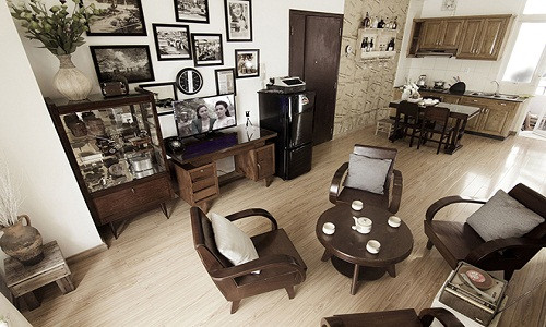 Với chi phí cải tạo 30 triệu đồng, kiến trúc sư Phạm Thanh Truyền chọn ván pallet, giấy dán tường (loại giấy gói hoa) và dây thừng làm nguyên liệu chính cho căn hộ.