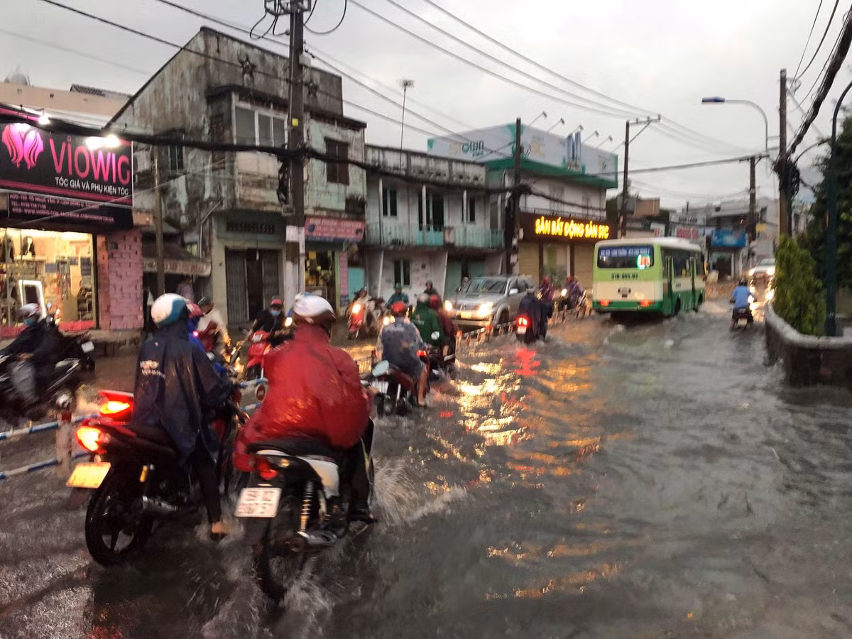 Ảnh ngập nước tại nhiều con phố khác tại TP HCM.