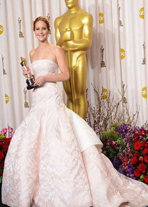 Bộ cánh đắt giá nhất trong lịch sử trao giải Oscar thuộc về chiếc váy nhãn hiệu Dior do Jennifer Lawrence mặc trong lễ trao giải Oscar 2013 có giá 4 triệu USD (khoảng 92 tỷ đồng). J-Law cũng là một trong những diễn viên nổi tiếng nhất trong lịch sử Hollywood. Trong năm này cô cũng dành được giải nữ diễn viên chính xuất sắc nhất.