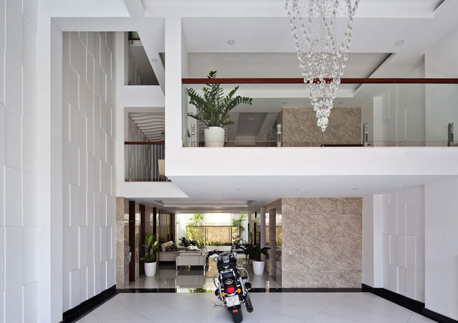Khi thiết kế nhà ống 3 tầng, kiến trúc sư chừa khoảng sân để xe rộng phía trước và sân sau 2m.