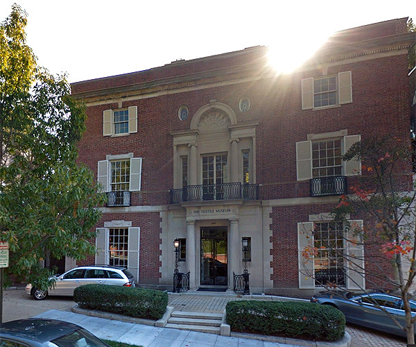 Sau khi mua, CEO Amazon Jeff Bezos đã thuê một công ty kiến trúc lên kế hoạch sửa sang.