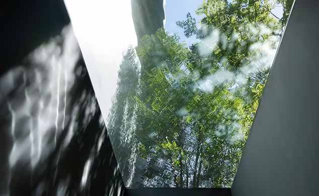 Ánh nắng phản chiếu khiến ngôi nhà phố trở nên ảo diệu. Nguồn ảnh: Archdaily.