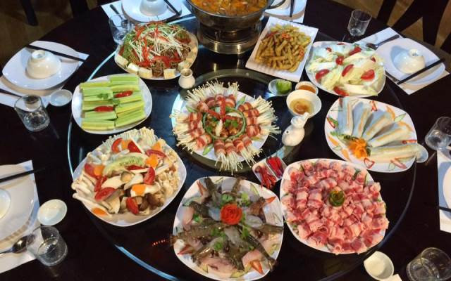 Sau đó, khách hàng sẽ được nhân viên tư vấn qua điện thoại để chọn thực đơn cho riêng mình. Ảnh: Foody.