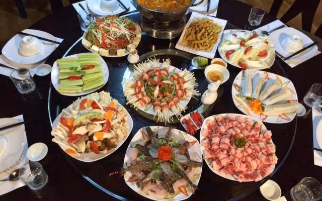 Sau đó, khách hàng sẽ được nhân viên tư vấn qua điện thoại để chọn thực đơn cho riêng mình. Ảnh: Foody.