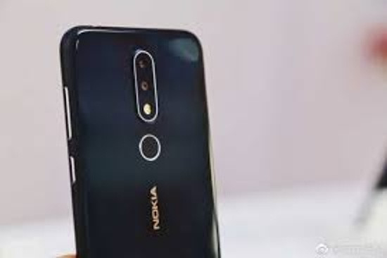 Nokia X cũng sẽ được trang bị cụm camera kép được bố trí theo chiều dọc cùng với đèn flash LED kép hai tông màu tương tự như cách bố trí camera trên Nokia 8. Tuy nhiên camera kép của máy lại hơi lồi, trái ngược với camera phẳng của Nokia 8. Ngoài ra máy cũng sẽ không có phím cứng home ở mặt trước nên cảm biến vân tay đã được dời ra mặt sau.