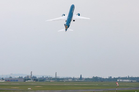 Siêu máy bay Boeing 787-9 Dreamliner của Vietnam Airlines trình diễn cất cánh gần như thẳng đứng tại Triển lãm hàng không Paris lần thứ 51 tổ chức ở sân bay Le Bourget (Pháp). Ảnh: NLD.