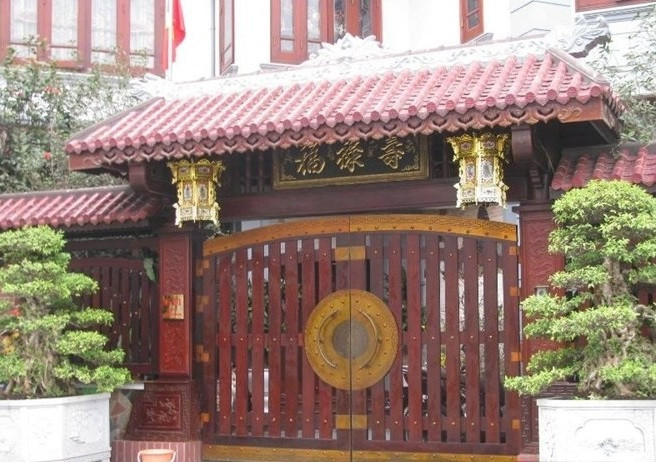 Thiết kế cổng nhà bằng gỗ với mái ngói, hoành phi câu đối tạo nên vẻ đẹp hoài cổ. Ảnh: 2nhadep.