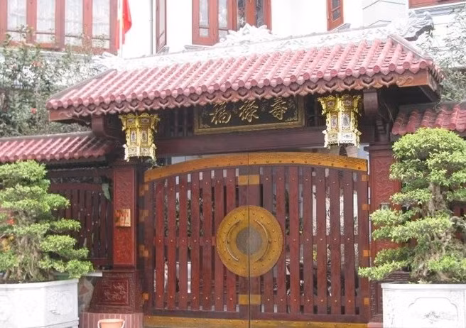 Thiết kế cổng nhà bằng gỗ với mái ngói, hoành phi câu đối tạo nên vẻ đẹp hoài cổ. Ảnh: 2nhadep.