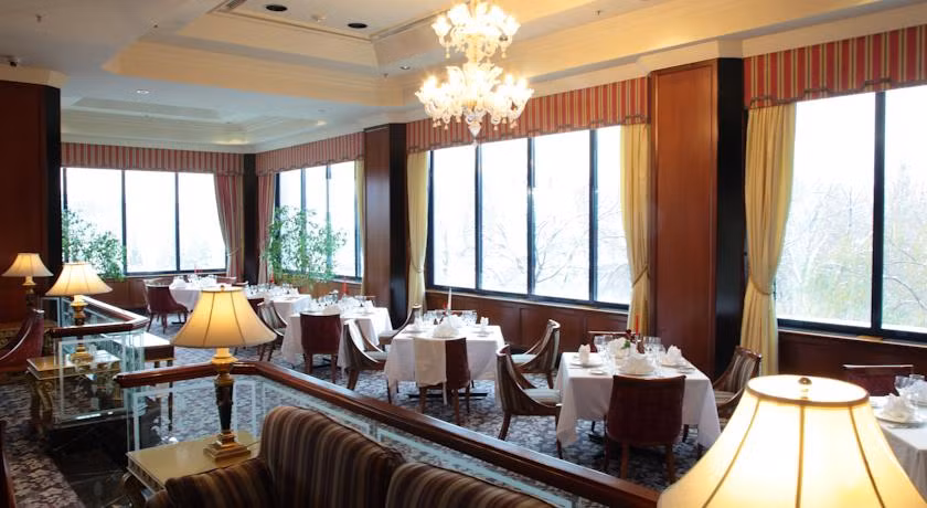 Khách sạn International Hotel Tashkent có 233 khu phòng sang trọng. Ảnh: Turan-travel.