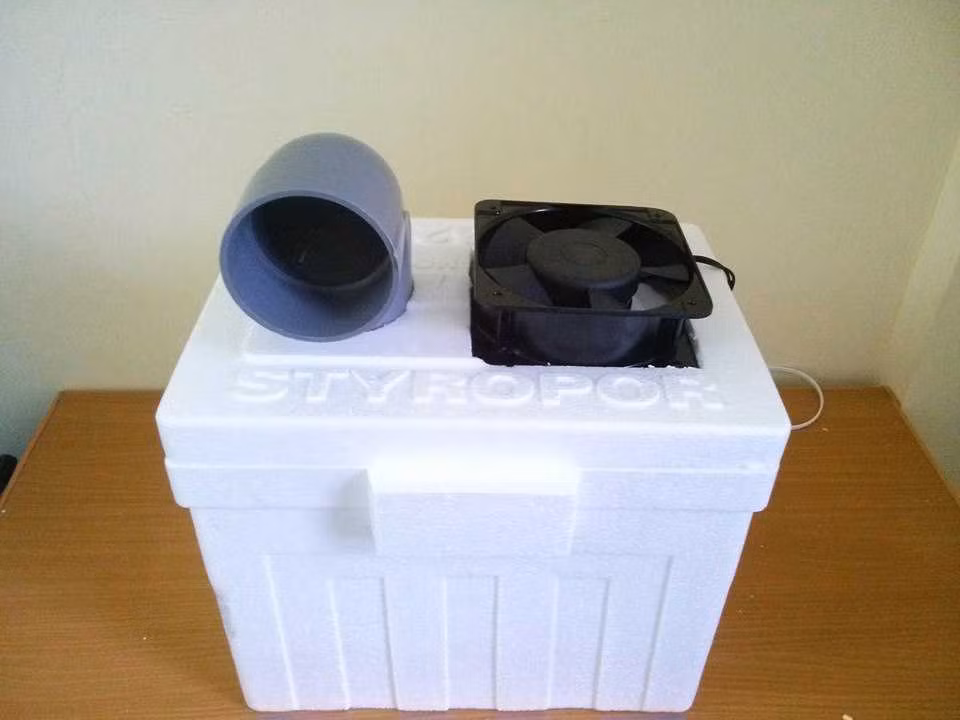 Chỉ với chiếc thùng xốp, quạt điện mini, một đoạn ống nhựa ngắn, keo dán với vài công đoạn đơn giản là cách mà nhiều người có thể tự chế ra điều hòa mát lạnh. Ảnh: VTC.