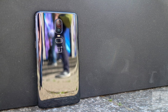 Tương tự như nhiều flagships khác, OnePlus 6 sở hữu một thiết kế sang trọng, đẹp với khung kim loại và hai mặt là kính cường lực Gorilla Glass 5.