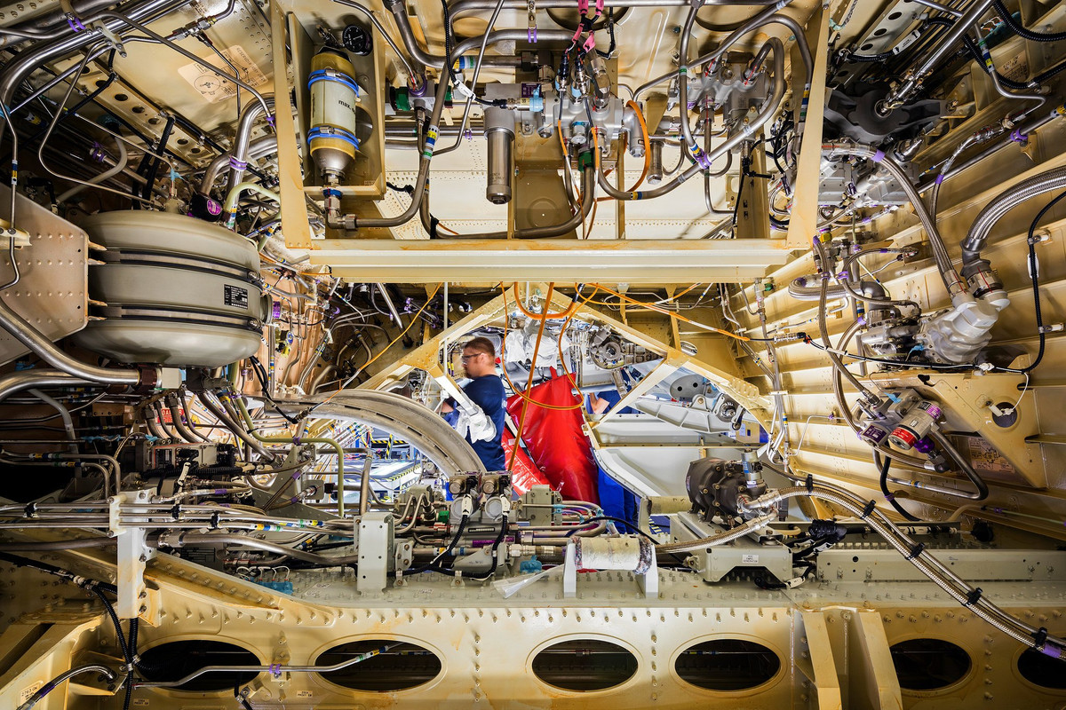 Bên trong một bánh xe hạ cánh chính.