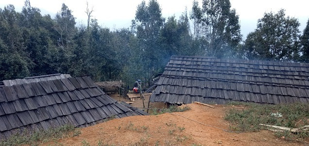 Mặc dù đều là hộ nghèo nhưng các hộ dân đều làm nhà bằng gỗ quý pơ mu. Ảnh: Dân Việt.