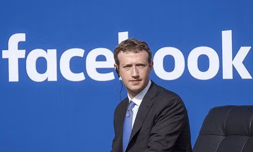 Facebook đang phải đối mặt với cuộc khủng hoảng lớn khi cổ phiếu liên tục giảm mạnh. Ảnh: Bloomberg.