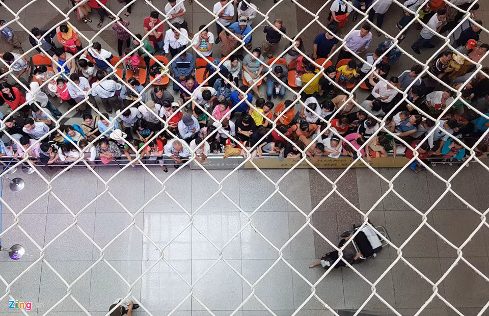 Những hàng ghế ngồi chờ dọc các lối ra luôn trong tình trạng lấp kín từ sáng đến tối.