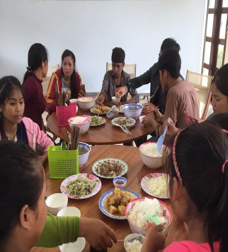 Bữa ăn của công nhân sau 2 ngày mắc kẹt do vỡ đập thủy điện. Ảnh: HAGL Group.