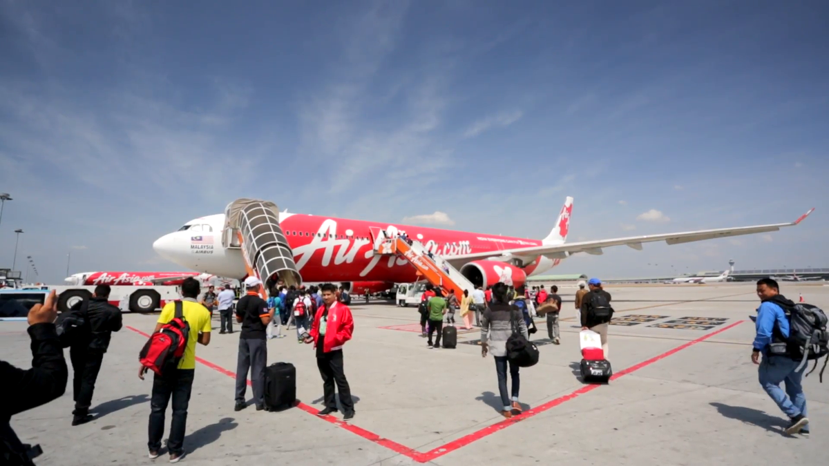 Thành lập năm 1993, AirAsia bắt đầu đi vào hoạt động ngày 18/11/1996. Ban đầu AirAsia là hãng hàng không trực thuộc tập đoàn nhà nước DRB-Hicom. Tuy nhiên, sau đó hãng nhanh chóng lâm vào cảnh nợ nần chồng chất với khoản nợ khổng lồ 11 triệu USD. Ảnh: VideoBlocks.