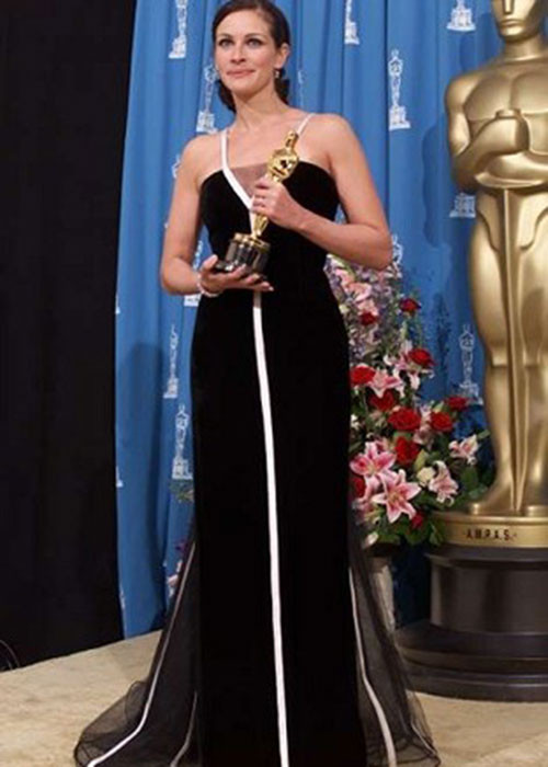 Chiếc đầm đen hiệu Valentino trị giá 95.000 USD (gần 2,2 tỷ đồng) được Julia Roberts diện tại Oscar 2001 trở thành một trong những bộ váy nổi tiếng được yêu thích nhất trong lịch sử Oscar.
