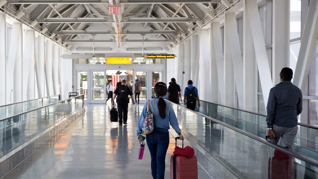  Biển hiệu dẫn khách đi khắp nơi. Có một thực tế là tìm đường trong sân bay không khó vì các biển hiệu chỉ dẫn dễ hiều. Và trên đoạn đường ra máy bay luôn là dãy dài cửa hàng miễn thuế.