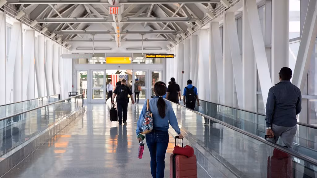  Biển hiệu dẫn khách đi khắp nơi. Có một thực tế là tìm đường trong sân bay không khó vì các biển hiệu chỉ dẫn dễ hiều. Và trên đoạn đường ra máy bay luôn là dãy dài cửa hàng miễn thuế.