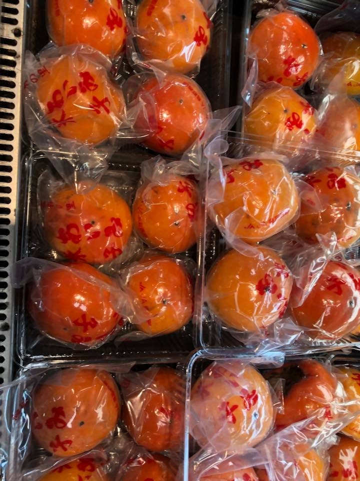 Theo người bán, hồng Nhật Bản về Việt Nam có giá đắt như vậy vì hàng được vận chuyển bằng đường hàng không, đóng hộp cẩn thận. Ảnh: FB Nhung Nguyen.