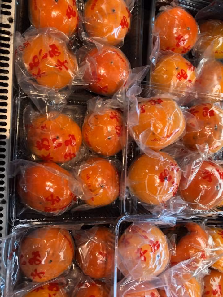 Theo người bán, hồng Nhật Bản về Việt Nam có giá đắt như vậy vì hàng được vận chuyển bằng đường hàng không, đóng hộp cẩn thận. Ảnh: FB Nhung Nguyen.