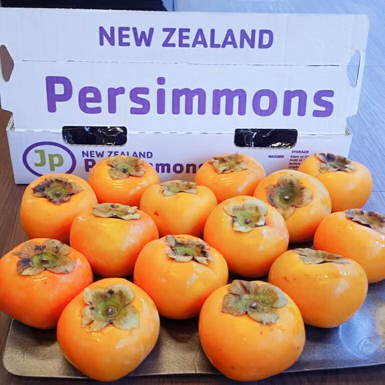 Ngoài hồng Nhật Bản, hồng giòn New Zealand được nhập về Việt Nam khá nhiều và bán ở hệ thống các cửa hàng hoa quả nhập khẩu. Ảnh: Vitaminhouse.