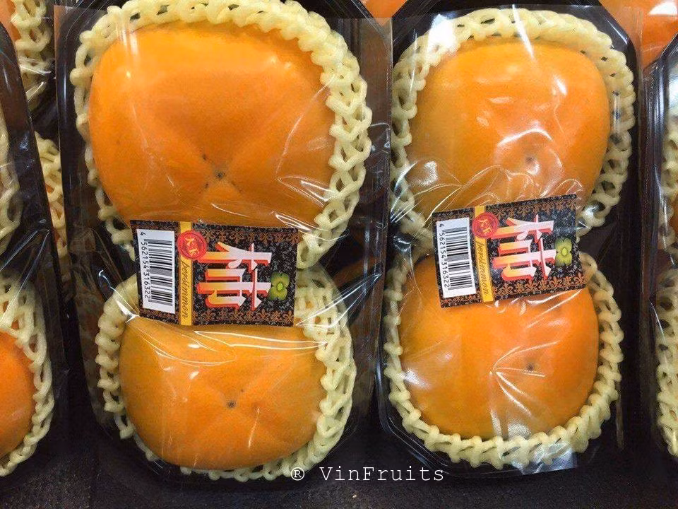 Trong khi hồng giòn trong nước có giá khá rẻ từ 30.000 - 50.000 đồng/kg thì hồng giòn nhập khẩu từ Nhật Bản về Việt Nam có giá từ 350.000 - 600.000 đồng/kg. Ảnh: VinFruits.