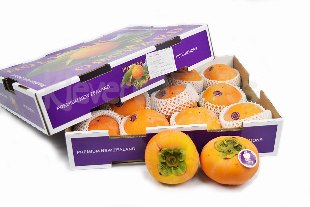 Hồng giòn New Zealand màu vàng sẫm, trọng lượng từ 200-400g/ trái, không hạt, ăn giòn, vị ngọt đậm thanh mát, có hương vị thơm ngon đặc trưng. Ảnh: Chuyenwebsite.