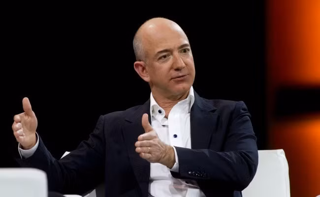 So với người dân Trung Quốc (tài sản trung bình 5.589 USD), số tài sản của Jeff Bezos bằng tài sản trung bình của 19 triệu dân. Ảnh: CNN.