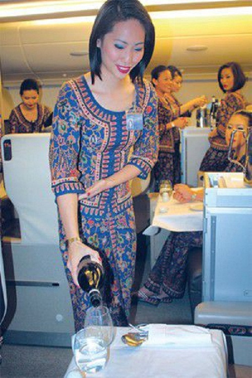 Các tiếp viên hàng không của Singapore Airlines không chỉ được học cách pha chế Singapore Sling, món cocktail nổi tiếng của đảo quốc Sư tử mà còn phải giới thiệu đủ loại champagne, vang ngon.