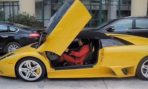 Chiếc Lamborghini của ông Vũ Hữu Lợi được cho là đi mượn. Ảnh: Zing.