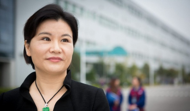 Sinh ra trong gia đình nghèo khó nhưng nhờ bản lĩnh và trí tuệ, năm 2003, Chu Quần Phi đã thành lập Lens Technology công ty sản xuất màn hình cảm ứng và gây dựng nó ngày càng lớn mạnh. Ảnh: Sina.