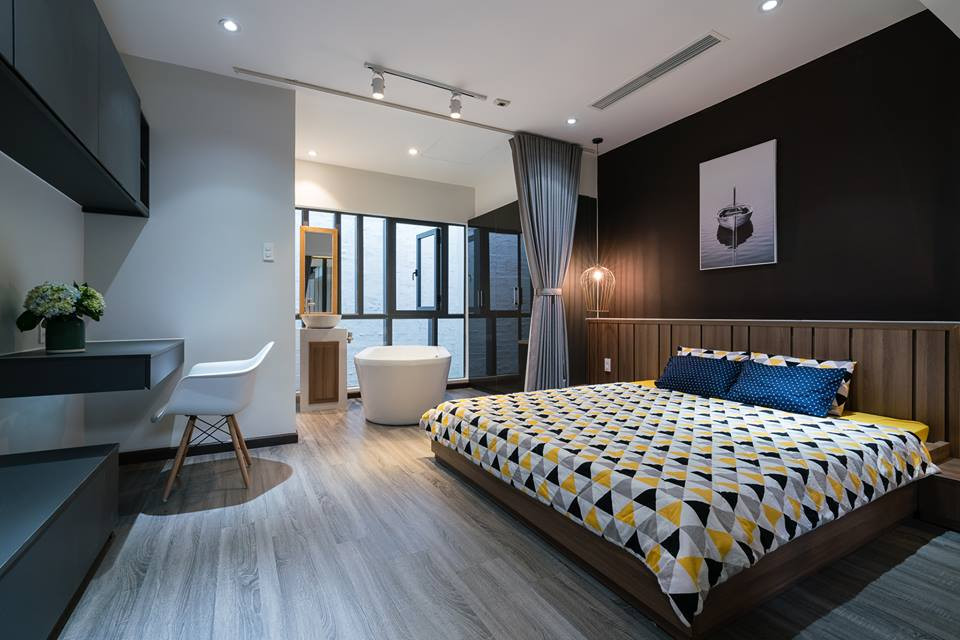 Phòng ngủ chính thiết kế mở thông thoáng, đồng thời tích hợp bồn tắm sang chảnh.