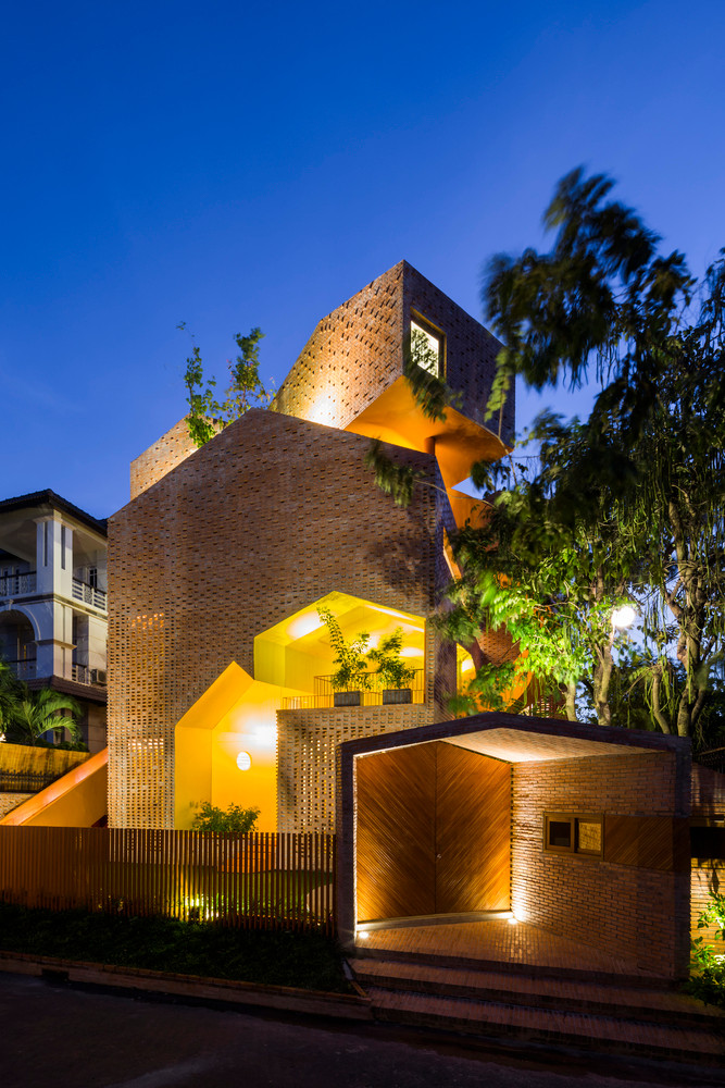 Công trình lung linh dưới ánh điện buổi tối. Nguồn ảnh: Hiroyuki Oki.